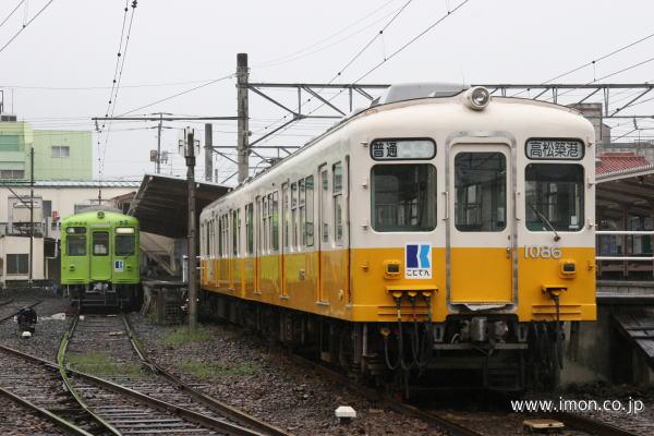 小柄な車体の電車が、「これでもか！」と言うほど広いゲージの線路を疾走して